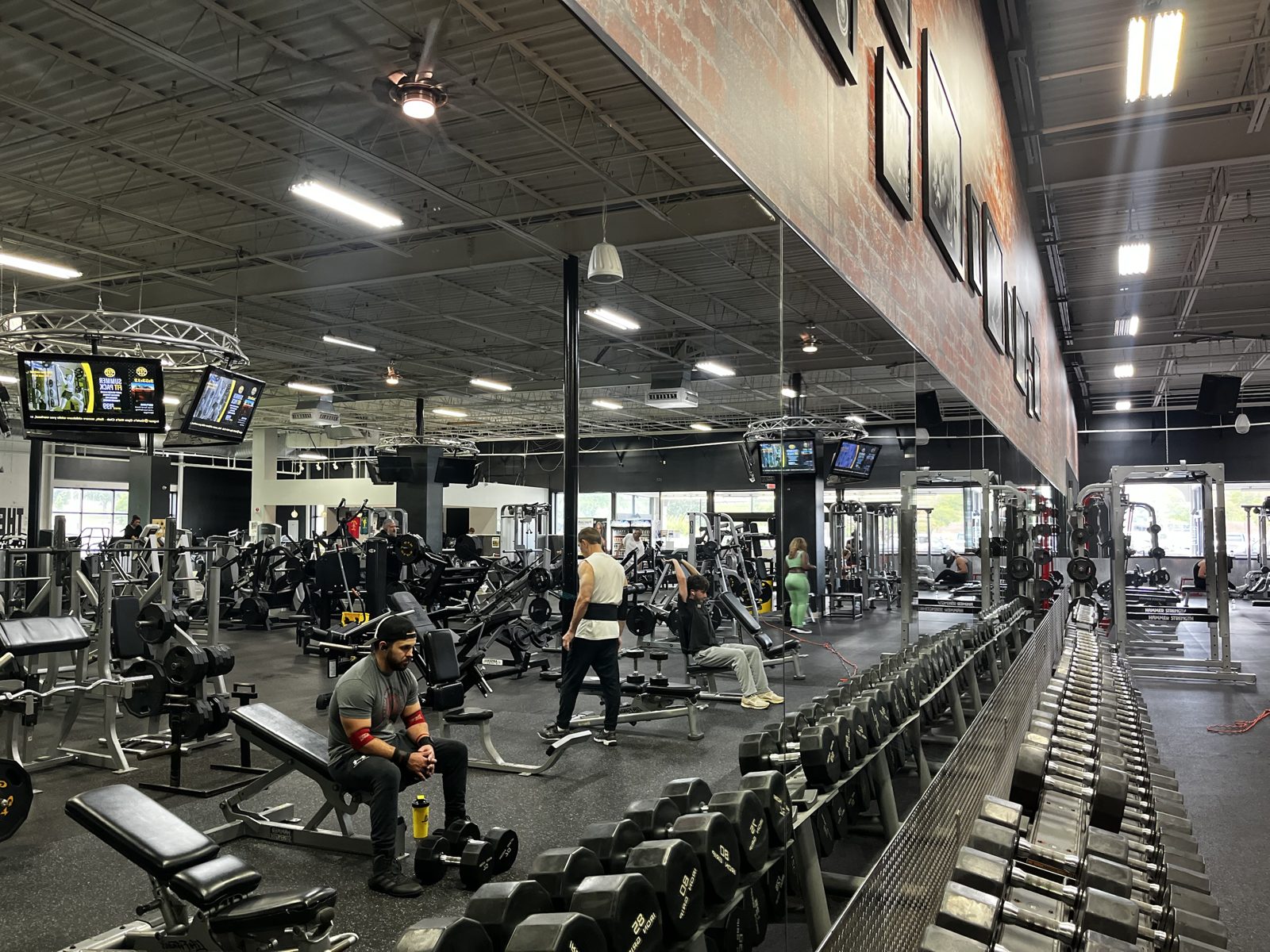 Gym weight floor with clean rubber flooring