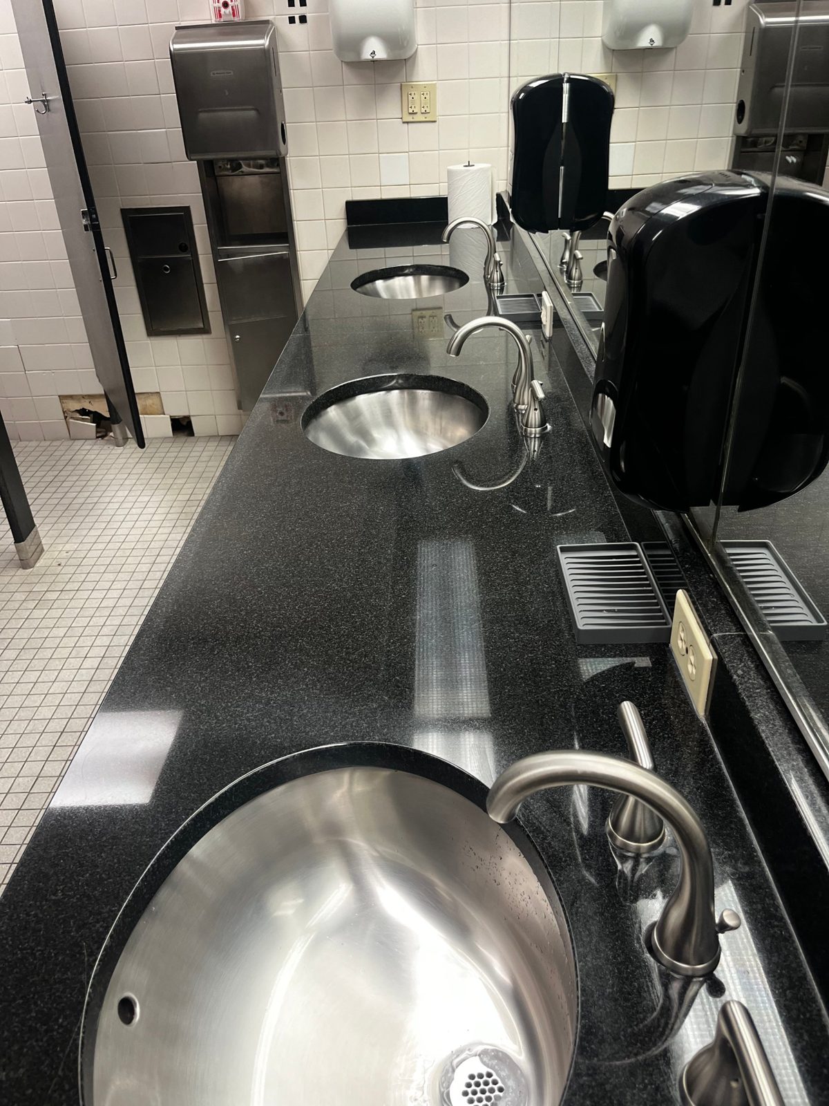Restroom counter with shining sinks